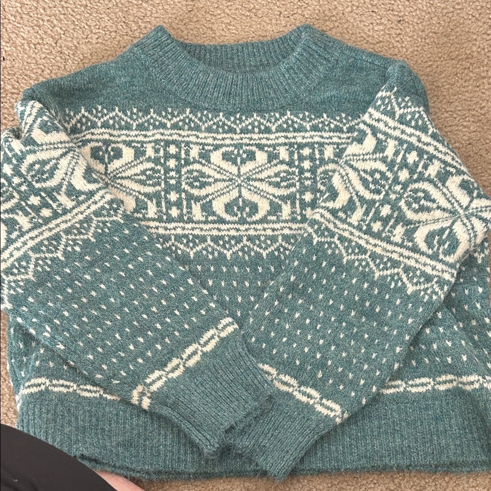 Alpine Hotel Collection Green and White Knit Sweater